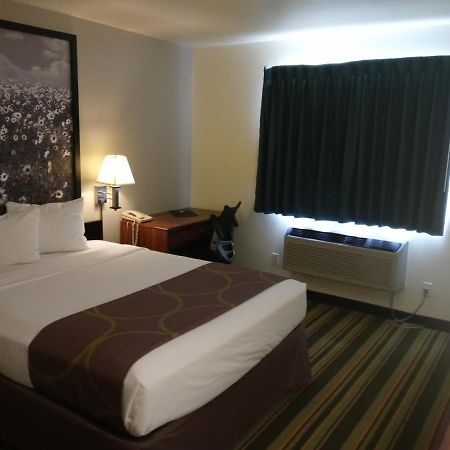 Super 8 By Wyndham Windsor Hotell Exteriör bild