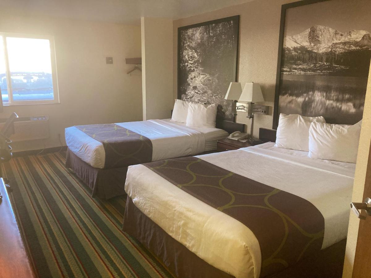 Super 8 By Wyndham Windsor Hotell Exteriör bild
