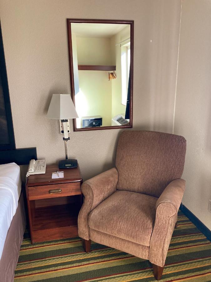 Super 8 By Wyndham Windsor Hotell Exteriör bild