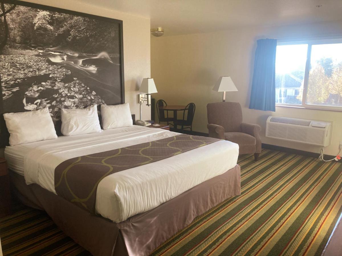 Super 8 By Wyndham Windsor Hotell Exteriör bild