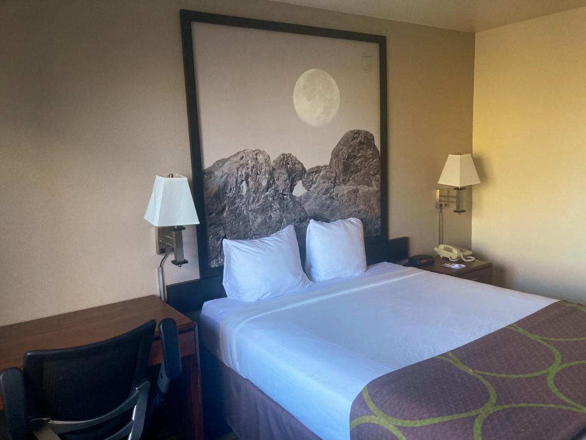 Super 8 By Wyndham Windsor Hotell Exteriör bild