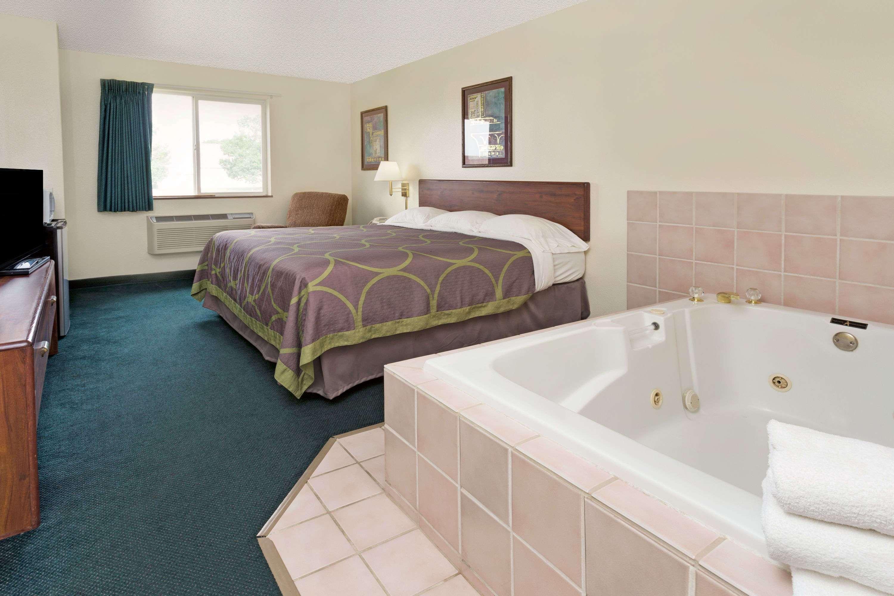 Super 8 By Wyndham Windsor Hotell Exteriör bild