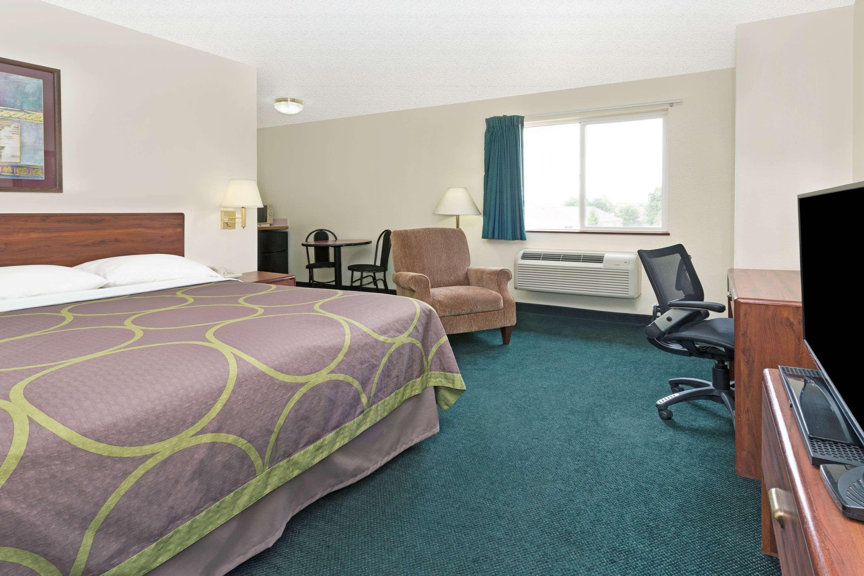 Super 8 By Wyndham Windsor Hotell Exteriör bild